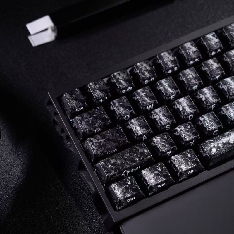 Vlastné PBT keycaps pre mechanickú klávesnicu s bočnou gravírovaním z uhlíkových vlákien — sublimácia, možnosť personalizácie, hmotnosť 330 g, rok vydania 2025