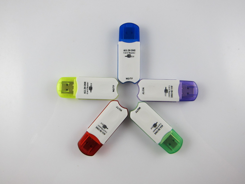 Čitač kartica 4-u-1, USB 2.0 visoko brzinsko sučelje, podržava SD i TF kartice