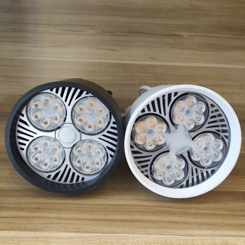 Треково осветление – корпус за лампа със шест щипки, четири зъба PAR30 база и E27 гнездо, метална конструкция