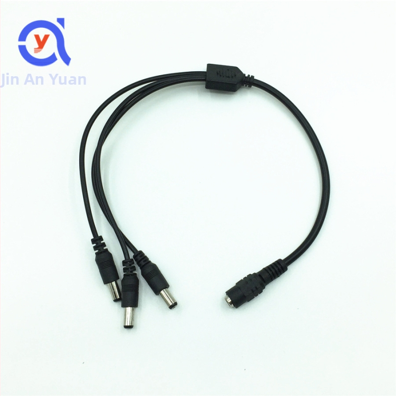 DC rozdeľovací kábel: 1 vstup, 3 výstupy pre centrálne napájanie CCTV, PVC plášť, konektory 5,5×2,1 mm, 12V