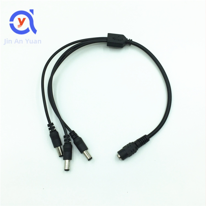 DC rozdeľovací kábel: 1 vstup, 3 výstupy pre centrálne napájanie CCTV, PVC plášť, konektory 5,5×2,1 mm, 12V