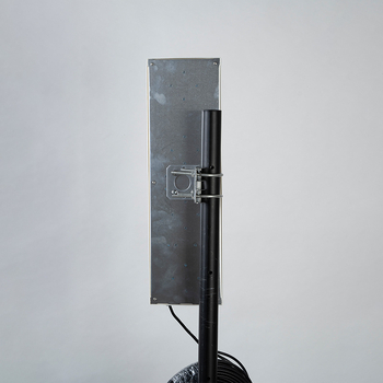 Vanjska usmjerena MIMO pločasta antena za zidni montažu, raspon frekvencija 1710–2700 MHz, dobitak 28 dBi (2×14 dBi), SWR ≤ 1.5