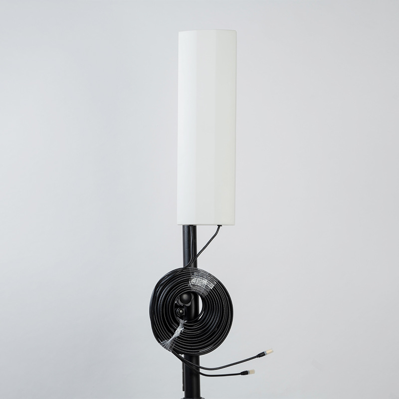 Vanjska usmjerena MIMO pločasta antena za zidni montažu, raspon frekvencija 1710–2700 MHz, dobitak 28 dBi (2×14 dBi), SWR ≤ 1.5