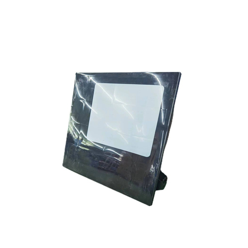 Širokopojasna 5G antena sa 6 portova, dvopolna, usmjerenog tipa, dobitak 13/15 dBi, raspon frekvencija 1710–2700 / 3300–3800 MHz, impedance 50 Ω, SWR ≤ 1.5