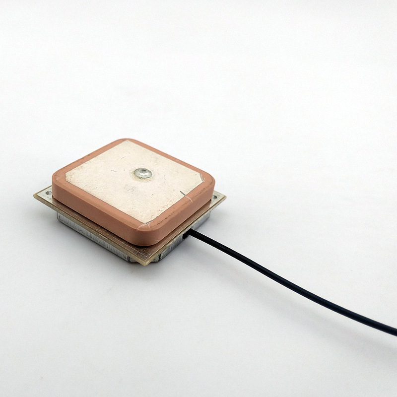 NZ051-1: Активна вградена GPS/Beidou антена за гривна, 28 dBi, 1575.42 MHz, 50 Ω, SWR ≤ 1.5