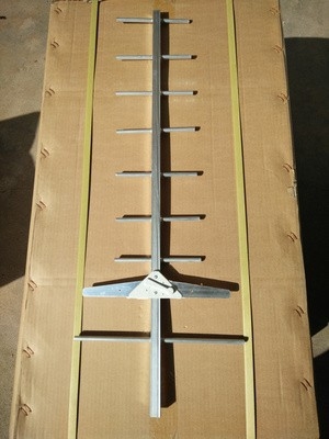 DFHY-09 Vanjska DTMB TV antena, 9-elem Yagi, 470-860 MHz, dobitak 9-11 dBi, impedancija 50 Ω, SWR ≤ 1,5
