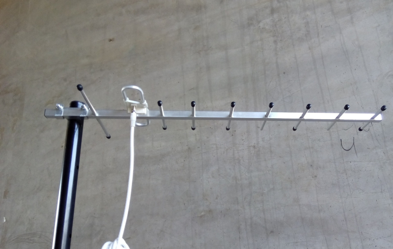 DFHY-09 Vanjska DTMB TV antena, 9-elem Yagi, 470-860 MHz, dobitak 9-11 dBi, impedancija 50 Ω, SWR ≤ 1,5