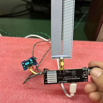 Augstas jutības radioantenna FM/MW/LW/SW uztveršanai, universāla saderība
