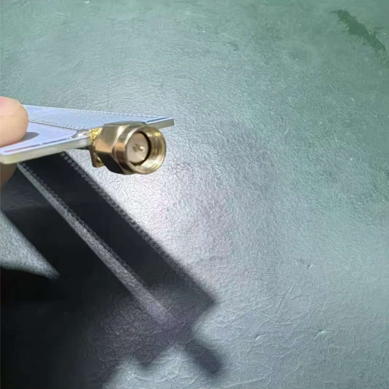 Augstas jutības radioantenna FM/MW/LW/SW uztveršanai, universāla saderība