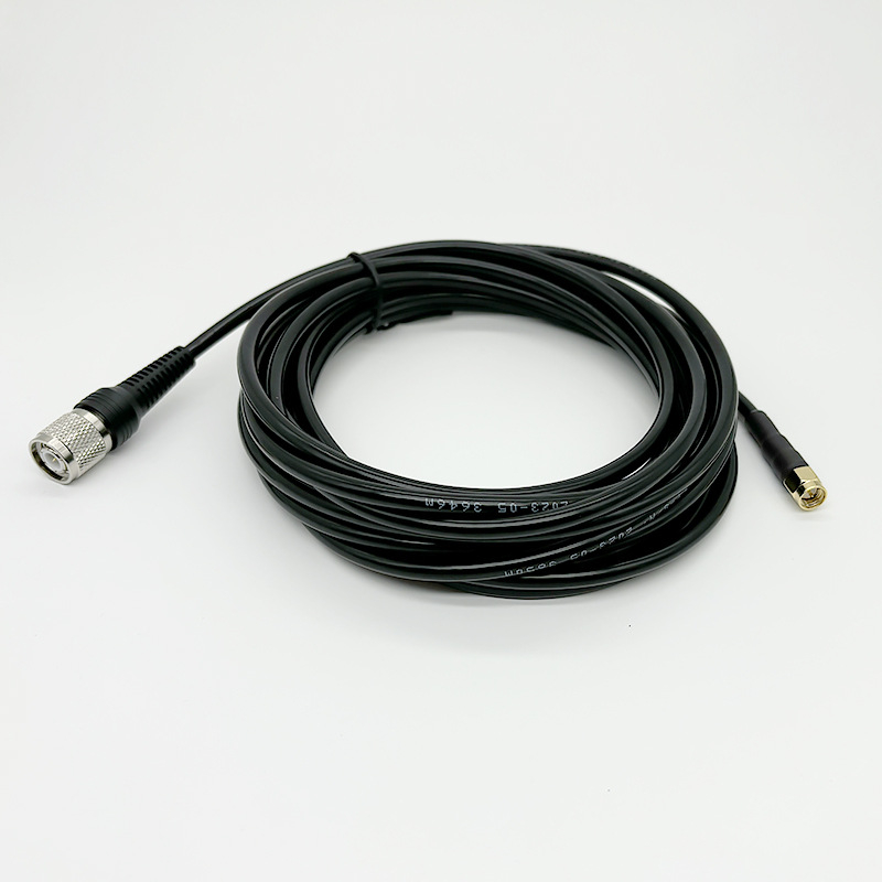 GNSS RTK anténa s diskovou hlavou v tvare huby, plný frekvenčný rozsah, chyba fázového centra ±2 mm, pravotočivá kruhová polarizácia, výstupný konektor TNC-K alebo SMA (voliteľné)