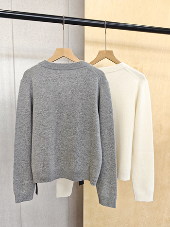 Vienos spalvos kašmyro džemperis su dalinai atviru apvaliu kaklu, ilgomis rankovėmis, moterims, ruduo 2025
