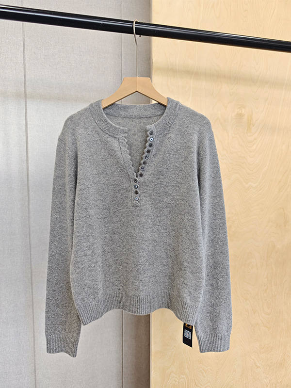 Vienos spalvos kašmyro džemperis su dalinai atviru apvaliu kaklu, ilgomis rankovėmis, moterims, ruduo 2025