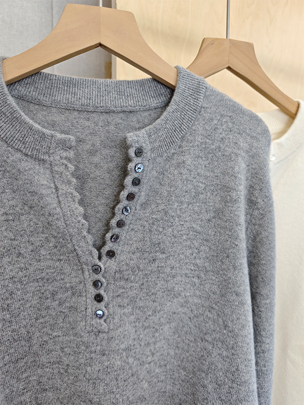 Vienos spalvos kašmyro džemperis su dalinai atviru apvaliu kaklu, ilgomis rankovėmis, moterims, ruduo 2025