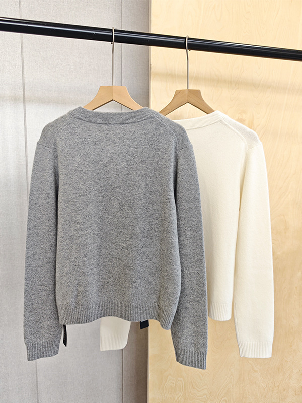 Vienos spalvos kašmyro džemperis su dalinai atviru apvaliu kaklu, ilgomis rankovėmis, moterims, ruduo 2025