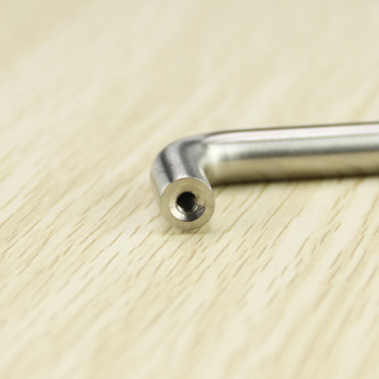 Spintos durų rankenėlė iš nerūdijančiojo plieno, šlifuotas paviršius, dvigubai išlenkta trumpa rankena, paviršinis tvirtinimas