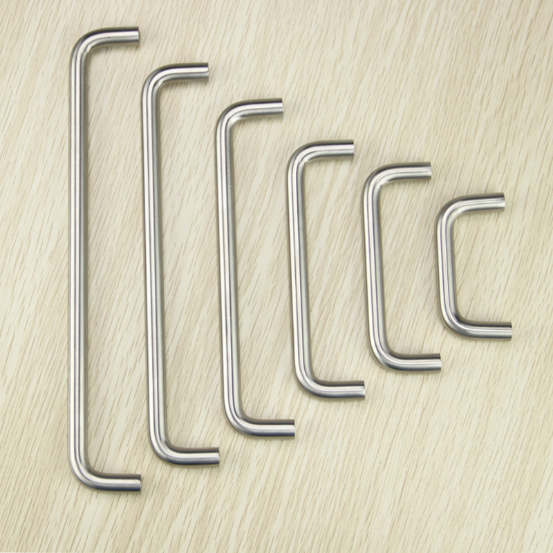 Spintos durų rankenėlė iš nerūdijančiojo plieno, šlifuotas paviršius, dvigubai išlenkta trumpa rankena, paviršinis tvirtinimas