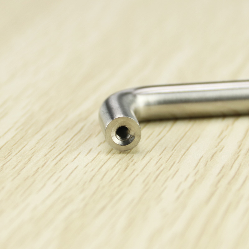 Spintos durų rankenėlė iš nerūdijančiojo plieno, šlifuotas paviršius, dvigubai išlenkta trumpa rankena, paviršinis tvirtinimas