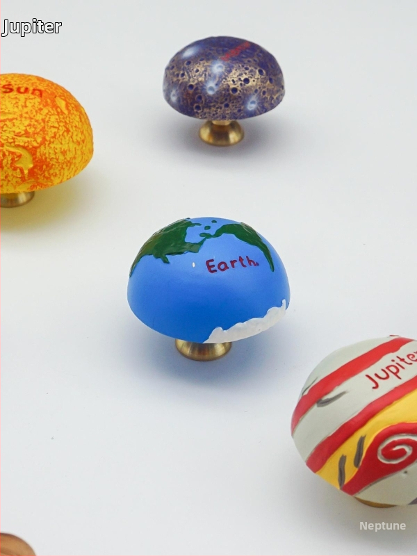 Ladinių rankenėlė su vienu skylute, kūrybinio karikatūros planeto dizaino vaikų kambaryje, tinkama drabužinei, knygų lentynai ir batų spintai