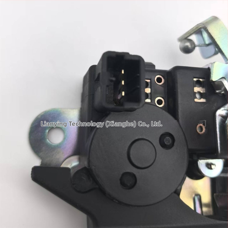 81230-3Q000 Centrālais bagāžas nodalījuma slēdzis Hyundai Sonata 2011-2014 (8. paaudze) – Plastmasa, 291 g