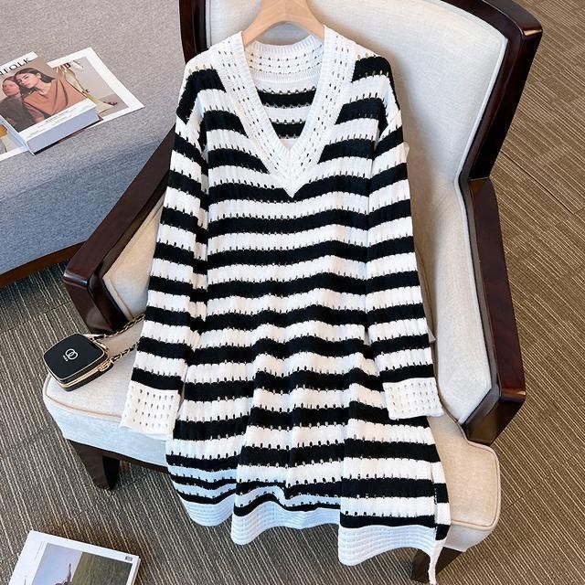 Chenille pletena haljina s krznenim ovratnikom, rukavi u obliku rogova i suknja sirena, sadržaj spandeksa ispod 30%.