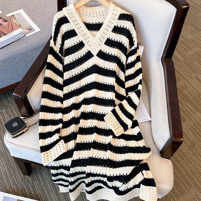 Chenille pletena haljina s krznenim ovratnikom, rukavi u obliku rogova i suknja sirena, sadržaj spandeksa ispod 30%.