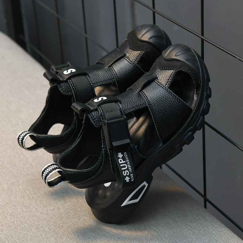 Zēnu pludmales kurpes | Augšējā daļa: liellopa split āda | Zole: poliuretāns | Aizvērums ar Velcro