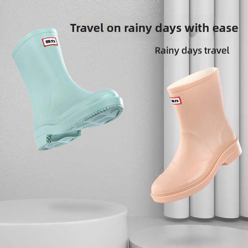 Sieviešu lietus zābaki, ūdensdroši un pretslīdējoši, plastmasas augšdaļa, vidēja garuma zābaki, zemais papēdis 1–3 cm, piemēroti visu gadu