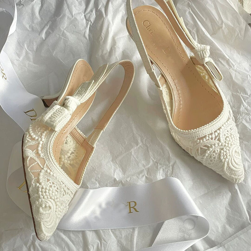 Rihmiga sandaalid - ülaosa esimesest nahakihtist, terav varvas, printsessi stiil, kummist tald