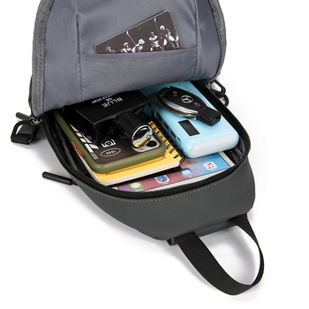 Geantă de piept pentru bărbați, material membrană din piele, stil urban minimalist, design monocrom, funcție de reducere a sarcinii, vară 2023