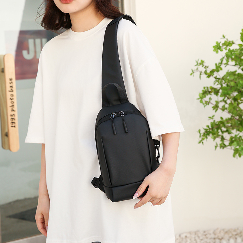 Geantă de piept pentru bărbați, material membrană din piele, stil urban minimalist, design monocrom, funcție de reducere a sarcinii, vară 2023