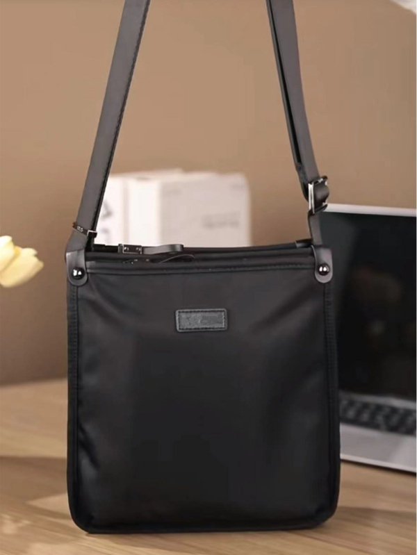 Muška crossbody torba – gradska jednostavnost, najlon, ultralagana, podstava od poliesteru
