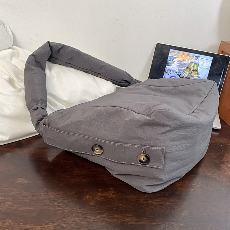 Nylon torba preko ramena s tote stilom, horizontalni kvadratni oblik, zatvaranje na zip, unutarnja džep na zip
