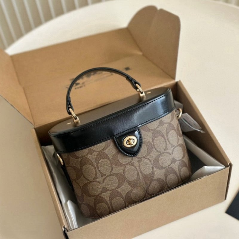 Box bag cu capac, formă cilindrică, piele naturală, căptușeală poliester, primăvara 2025