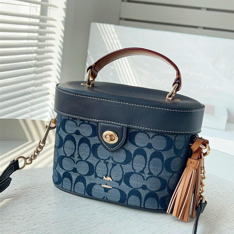 Box bag cu capac, formă cilindrică, piele naturală, căptușeală poliester, primăvara 2025