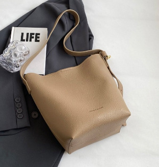 Geantă tip găleată în stil urban simplu, material PU, formă găleată, căptușeală din piele sintetică, închidere magnetică