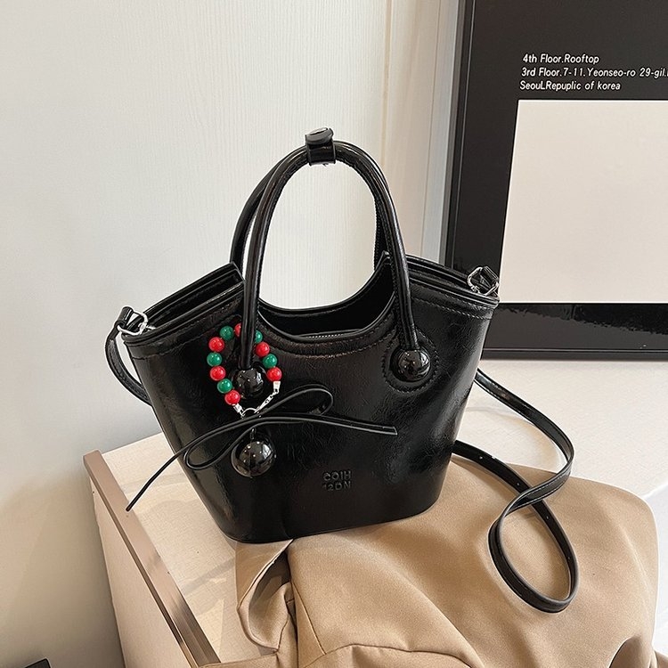 PU materjalist bucket kott, linnaliku lihtne stiil, tõmblukuga suletud, polüestervooder, sisemine zip-kott ja identifikatsiooni kott