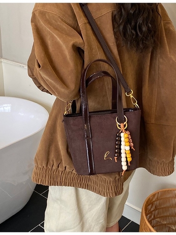 Geantă bucket retro, textură sablată, închidere cu fermoar, buzunar interior cu fermoar și buzunar pentru documente, căptușeală din poliester, curea de umăr într-un singur spațiu, formă de găleată, lansare iarna 2025