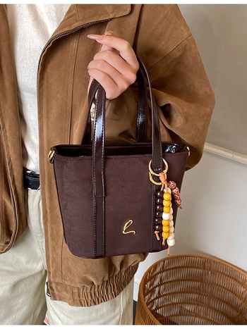 Geantă bucket retro, textură sablată, închidere cu fermoar, buzunar interior cu fermoar și buzunar pentru documente, căptușeală din poliester, curea de umăr într-un singur spațiu, formă de găleată, lansare iarna 2025