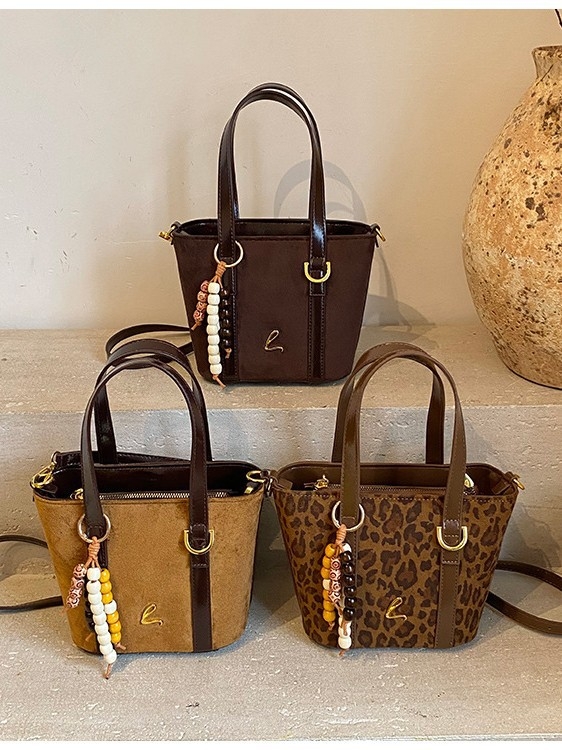 Geantă bucket retro, textură sablată, închidere cu fermoar, buzunar interior cu fermoar și buzunar pentru documente, căptușeală din poliester, curea de umăr într-un singur spațiu, formă de găleată, lansare iarna 2025