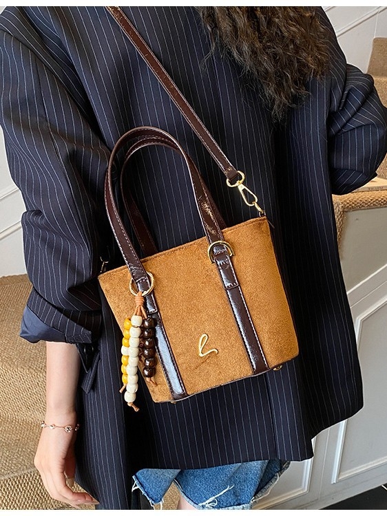 Geantă bucket retro, textură sablată, închidere cu fermoar, buzunar interior cu fermoar și buzunar pentru documente, căptușeală din poliester, curea de umăr într-un singur spațiu, formă de găleată, lansare iarna 2025