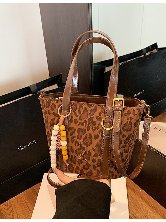 Geantă bucket retro, textură sablată, închidere cu fermoar, buzunar interior cu fermoar și buzunar pentru documente, căptușeală din poliester, curea de umăr într-un singur spațiu, formă de găleată, lansare iarna 2025