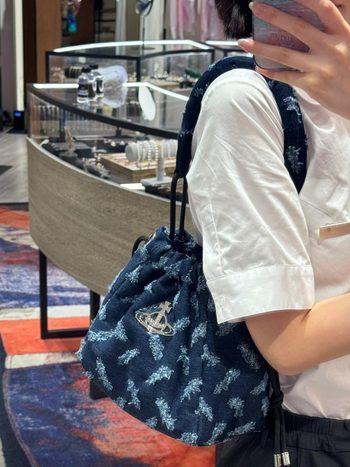 Džinsa bucket soma ar Saturn drukas (aukla atvērums; poliestera oderējums; iebūvēts mobilā tālruņa kabats; viena plecu siksna)