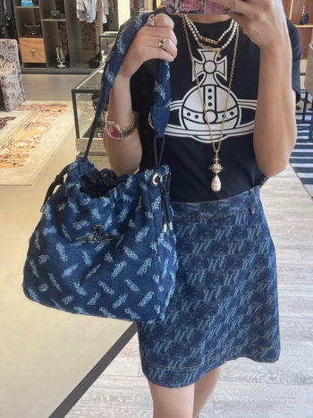 Džinsa bucket soma ar Saturn drukas (aukla atvērums; poliestera oderējums; iebūvēts mobilā tālruņa kabats; viena plecu siksna)