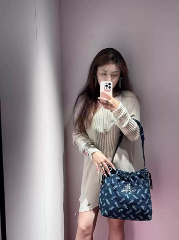 Džinsa bucket soma ar Saturn drukas (aukla atvērums; poliestera oderējums; iebūvēts mobilā tālruņa kabats; viena plecu siksna)