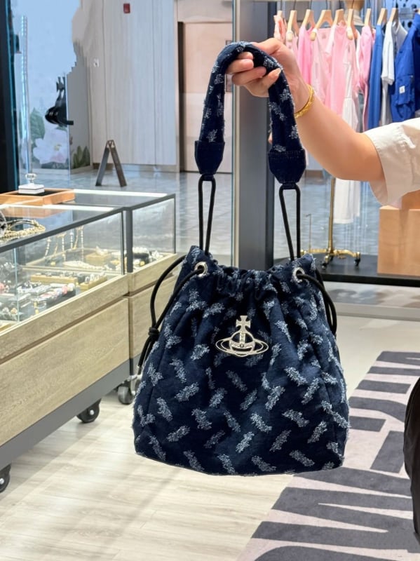 Džinsa bucket soma ar Saturn drukas (aukla atvērums; poliestera oderējums; iebūvēts mobilā tālruņa kabats; viena plecu siksna)