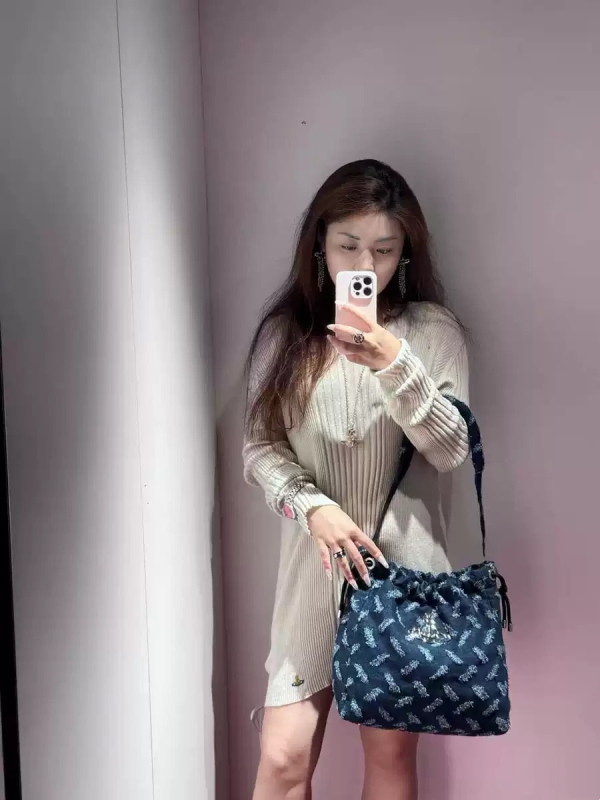 Džinsa bucket soma ar Saturn drukas (aukla atvērums; poliestera oderējums; iebūvēts mobilā tālruņa kabats; viena plecu siksna)