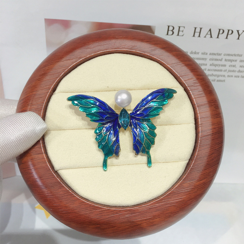 Broșă cu fluture din aliaj, perle naturale de apă dulce, finisaj electroplate — decor feminin (Material: aliaj; Procesare: electroplacare; Funcție: decorare; Tip: broșă)