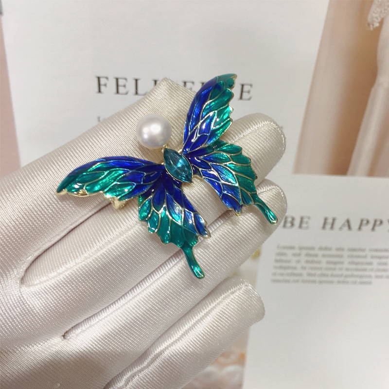 Broșă cu fluture din aliaj, perle naturale de apă dulce, finisaj electroplate — decor feminin (Material: aliaj; Procesare: electroplacare; Funcție: decorare; Tip: broșă)