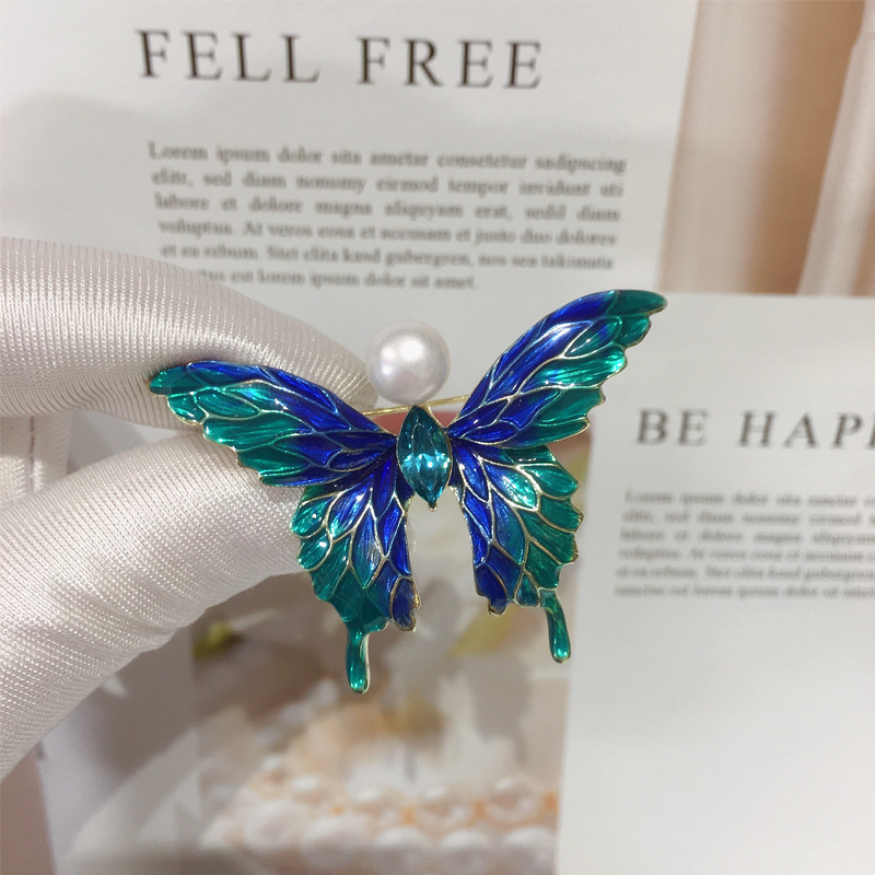 Broșă cu fluture din aliaj, perle naturale de apă dulce, finisaj electroplate — decor feminin (Material: aliaj; Procesare: electroplacare; Funcție: decorare; Tip: broșă)