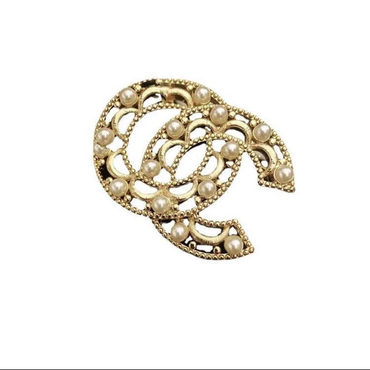 Broš s perlama — dizajn, slova, retro; Materijal: legura; Modeliranje: slova; Obrada: ugradnja perli; Funkcija: dekoracija